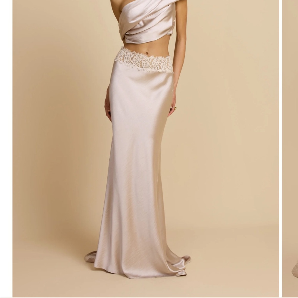 Anaya skirt in Oyster
Arcina Ori. UNWORN NWT. Ivory Satin Lace-Trim Maxi Skirt